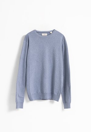 Jersey azul claro hecho de una tela suave, con cuello redondo, mangas largas y puños y dobladillo acanalados. Pequeño detalle del logo en el pecho.