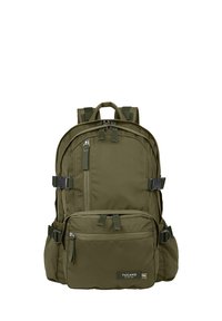 Sac à dos vert en tissu résistant, avec plusieurs compartiments zippés, des bretelles ajustables et une finition texturée. Accents matériels inclus.