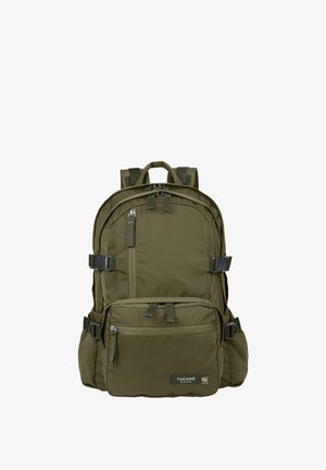 Zaino verde realizzato in un tessuto resistente, dotato di numerosi scomparti con zip, spallacci regolabili e una finitura testurizzata. Includendo dettagli in metallo.