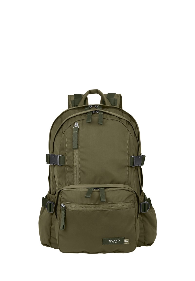 Sac à dos vert en tissu résistant, avec plusieurs compartiments zippés, des bretelles ajustables et une finition texturée. Accents matériels inclus.