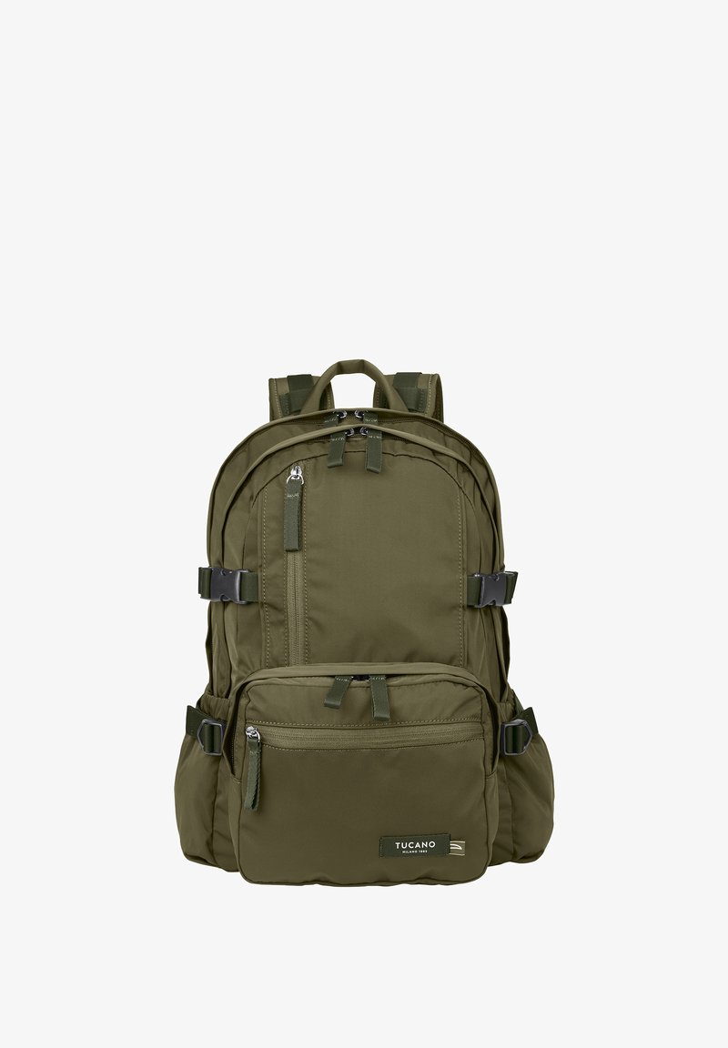 Sac à dos vert en tissu résistant, avec plusieurs compartiments zippés, des bretelles ajustables et une finition texturée. Accents matériels inclus.