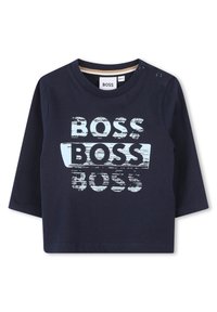 Sötétkék, hosszú ujjú póló, amely pamutból készült, kerek nyakkal, világoskék nyomattal ellátott, textúrázott "BOSS" grafikával.