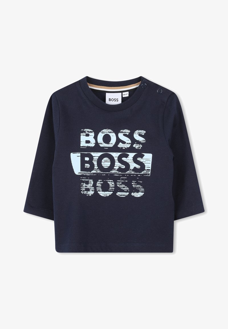 Sötétkék, hosszú ujjú póló, amely pamutból készült, kerek nyakkal, világoskék nyomattal ellátott, textúrázott "BOSS" grafikával.