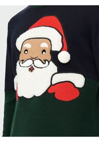 Maglione verde e blu navy con un morbido e colorato volto di Babbo Natale, dotato di un cappello rosso, barba bianca e guanti rossi. Tessuto a maglia morbido.