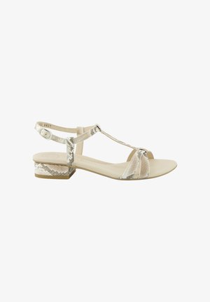 Beige sandaal met lage blokhak en enkelriem met slangenhuidtextuur en gespsluiting.