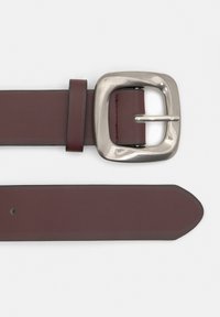 Burgundy bőr öv négyzet alakú ezüst színű csattal, sima felszínnel és hegyes végű kialakítással, egyetlen állítólyukkal.