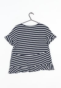 Námořnická modrá a bílá pruhovaná blůza s krátkým rukávem, kulatým výstřihem, volánkovým lemem a měkkou tkaninou. Visí na černém háčku.