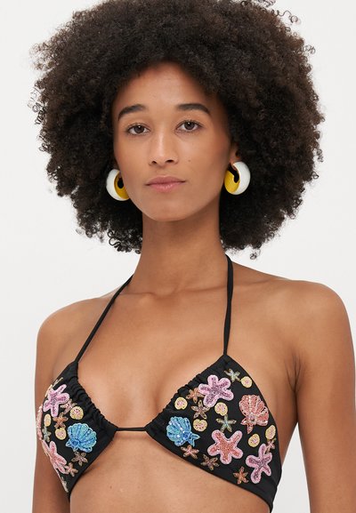 Must mustad, kolmnurgaga disainiga must bikiin, millel on värvilised tikitud merikarbid ja tähted, roosa, sinise ja kuldse aktsendiga. Sidumine kaelas ja seljas.