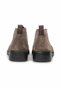 Braune Wildleder-Ankle-Boots mit einer strukturierten Rückwand, Gummisohlen und einer Schlaufe mit einem blauen Akzent.
