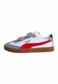 Sneaker Puma con una parte superiore in tessuto bianco, dettagli in suede grigio, striscia laterale rossa, cinturini in Velcro e una suola in gomma marrone.