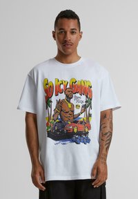 Hvid bomulds t-shirt med et farverigt grafik af en muskuløs figur med biler og palmer, accentueret med teksten "SO ICY GANG" og "Gucci Mane."