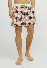 Costumi da bagno da uomo in tessuto leggero, con stampa di palme in nero e pesca. Hanno una vita elasticizzata con cordoncino.