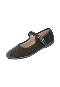 Zapato Mary Jane de terciopelo negro con punta redondeada, suela de goma plana y una tira decorativa con hebilla en el empeine. Forro interior suave.