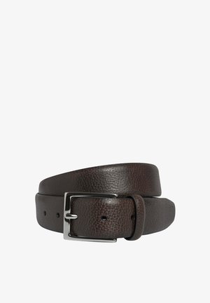 Ceinture en cuir brun avec une finition texturée, boucle en métal argenté et plusieurs trous d'ajustement pour la taille. Présente un design classique et effilé.