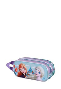 Trousse à crayons avec des graphiques d'Anna et Elsa, conçue avec un fond bleu clair, des accents violets et une fermeture zippée pour un accès facile.