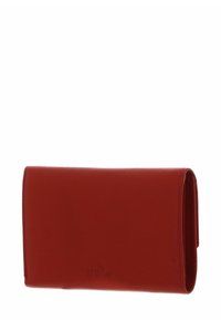 Portefeuille en cuir rouge avec une texture lisse, de forme rectangulaire et une fermeture à rabat. Présente un marquage discret "RFID STOP" sur le devant.