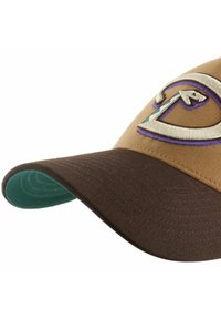 Gorra marrón con visera plana, con un logo bordado en púrpura y azul claro. La parte inferior de la visera es de color verde azulado.