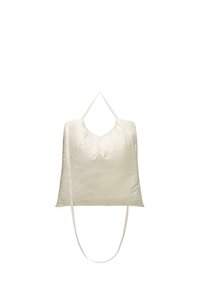 Lichtbeige tote bag van zacht, gewatteerd stof met een minimalistisch ontwerp, voorzien van een enkele band en discrete branding aan de zijkant.