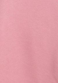 Tissu en coton rose clair, texture lisse, couleur unie, sans motifs ni hardware visibles, surface uniforme.
