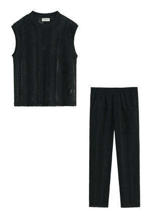 Haut sans manches en tricot noir et pantalon slim assorti avec motif rayé perforé texturé, présenté à plat sur fond blanc.