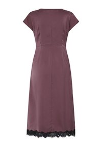 Robe mauve longueur genou avec manches courtes, taille cintrée, couture au dos et bordure en dentelle noire le long de l'ourlet.