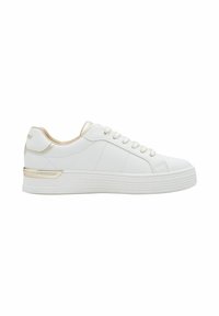 Weiße synthetische Sneaker mit strukturierter Oberfläche, schlankem Design, runder Zehenpartie, Schnürsenkeln und goldenen metallischen Akzenten an der Ferse.