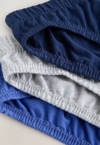 Elastiske taljebånd af bomuld i marineblå, lys grå og mørkeblå. Stoffet ser blødt ud med stikninger langs kanterne.