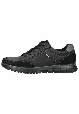 Schwarzer, lässiger Herrensneaker mit Schnürung und seitlichem Reißverschluss, strukturierter Sohle und grauem Fersenakzent.