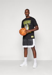 Mitchell & Ness POP PLAYER TEE VINTAGE LOGO - Klubové oblečení - black