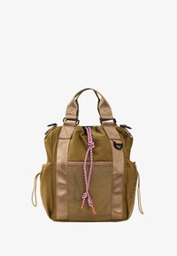 Mochila de tela marrón con correas beige, bolsillo frontal de malla y cierre con cordón rosa y blanco.