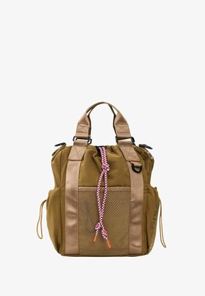 Bruine rugzak van stof met beige banden, voorvak van gaas en een sluiting met een roze-witte trekkoord.