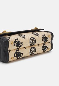 Bolso de paja tejido con patrones gráficos en negro, acentos de cuero, herrajes dorados, forma rectangular y base plana para mayor estabilidad.