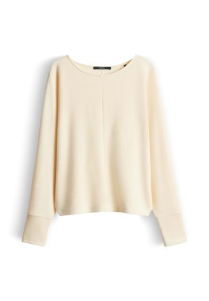 Roomkleurige ribgebreide trui met lange mouwen, wijde manchetten en een ronde hals, afgebeeld tegen een witte achtergrond.