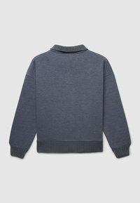 Maglione a pullover grigio scuro con colletto e orlo a costine, realizzato in un tessuto morbido e testurizzato, dal fit rilassato, maniche lunghe e senza embellishments visibili.