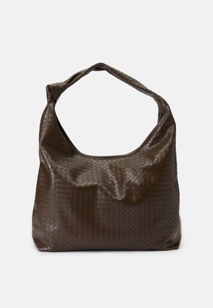 Borsa in pelle intrecciata marrone con forma morbida, un manico singolo e superficie testurizzata. Presenta una finitura morbida e lucida e bordi arrotondati.