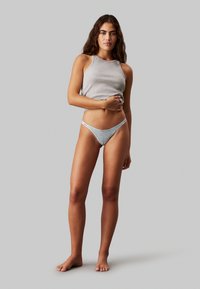 Calvin Klein Underwear DIPPED STRING THONG ICON - String - sterling blue