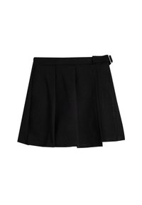 Falda corta plisada negra con una cintura plana, detalle de hebilla lateral y un tejido suave y texturizado. Diseño sencillo con un dobladillo uniforme.