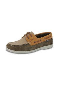 Zapatos de barco de cuero bicolor marrón y marrón claro con suela de goma blanca, cierre de cordones, acentos cosidos y una etiqueta de logo en el lateral.
