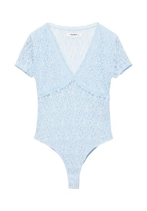 Jasnoniebieskie koronkowe body z krótkimi rękawami, głębokim dekoltem w serek i zapięciem na zatrzaski w kroku, marki Pull&Bear.