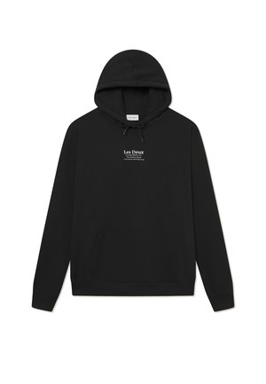Sudadera con capucha negra, hecha de tela suave, con un bolsillo tipo canguro y un logo estampado en blanco en el pecho. Corte estándar con capucha ajustable.