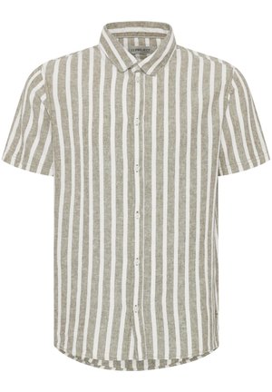 Camisa de botón de manga corta en rayas verticales beige y blancas, hecha de tela ligera, con cuello puntiagudo y dobladillo redondeado.