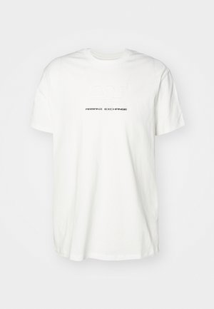 T-shirt in cotone bianco con maniche corte, scollo a rotondo e logo "AX" in rilievo con il testo "ARMANI EXCHANGE" in nero.