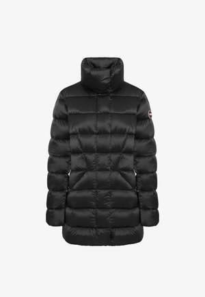 Mustmust sametask jacket, millel kõrge kaelusega, tikandiga disain, sile ja särav kangas ning kaks esist taskut nurga kujuliste avadega.