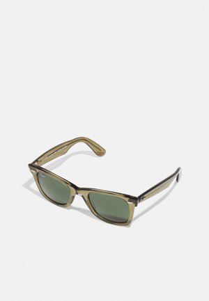 Óculos de sol retangulares com uma armação translúcida em tom oliva e lentes verde-escuras. Apresenta uma haste elegante com detalhe do logótipo na lateral.