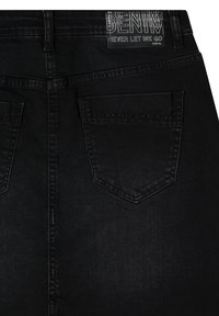 Jeans in denim nero con vita media, dotati di due tasche posteriori e di un'etichetta con marchio sulla cintura. Tessuto liscio con vestibilità slim.