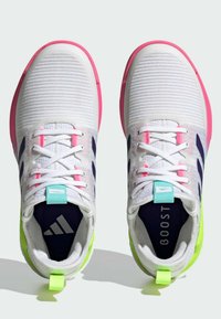 Weiße Sportschuhe mit rosa und grünen Akzenten, strukturiertem Obermaterial, Schnürdesign und sichtbarem "BOOST"-Logo; schlanker, moderner Schnitt.