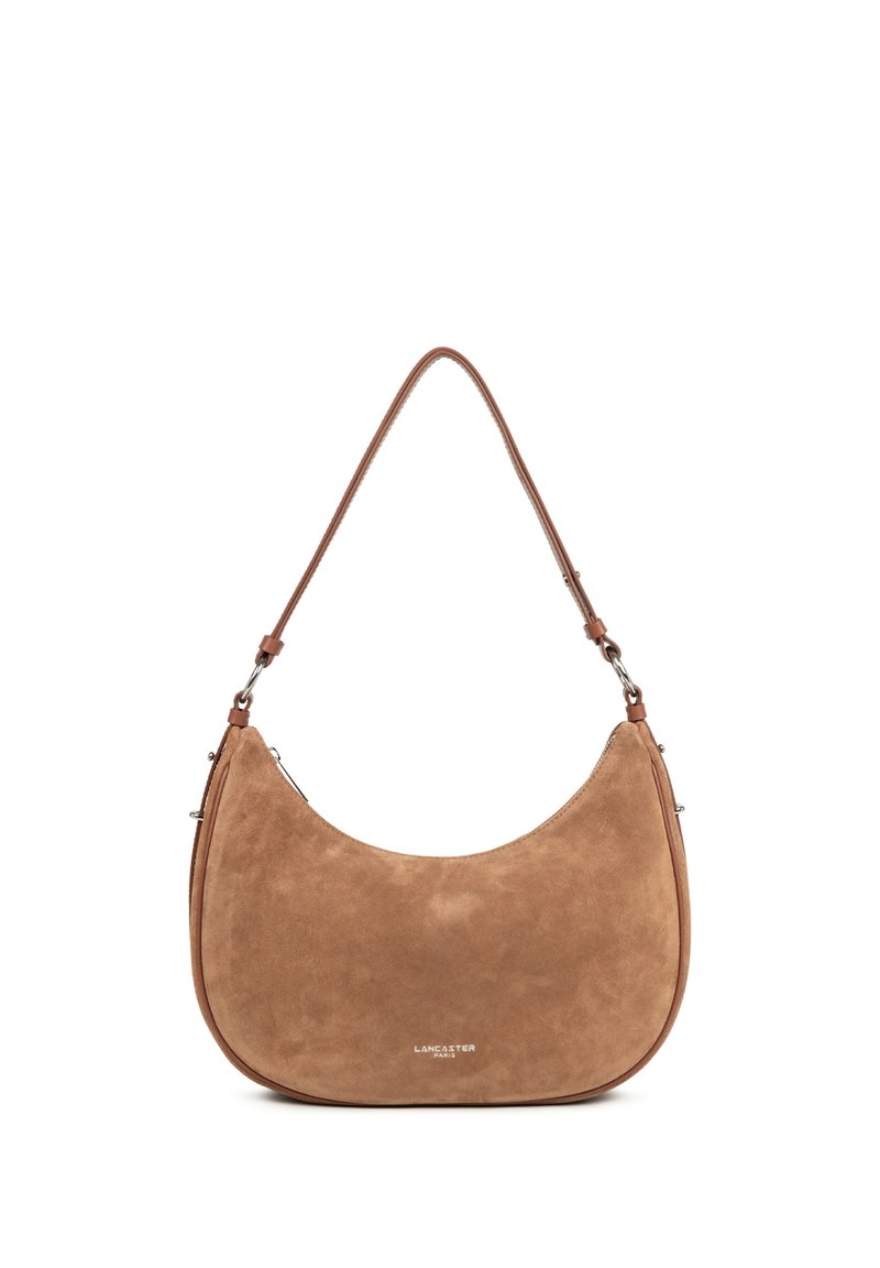 Hobo-Tasche aus hellbraunem Wildleder mit glatter Textur, geschwungener Form und braunem Schulterriemen. Verfügt über silberfarbene Metallakzente.