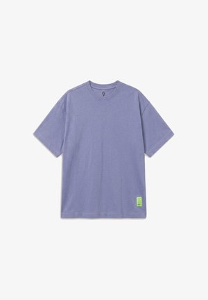 Prosty jasnofioletowy T-shirt z krótkim rękawem, okrągłym dekoltem i małą zieloną metką przy szwie na białym tle.