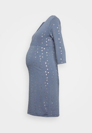Vestido de maternidade em algodão azul claro, com mangas de três quartos, apresentando um padrão de pequenos quadrados dourados e uma silhueta ajustada.