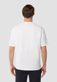 Witte katoenen t-shirt met korte mouwen, een ronde hals en een gladde textuur; heeft minimale stikdetails bij de hals.